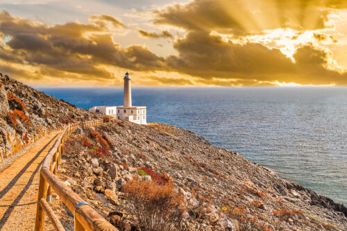 Ammirare la prima alba d'Italia al faro di Otranto